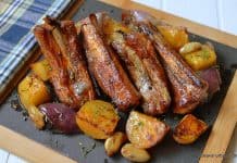 Coaste la cuptor cu cartofi, usturoi și ceapă caramelizată retete coaste de porc la cuptor pe pat de cartofi cu usturoi si ceapa