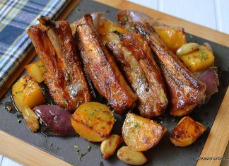 Coaste la cuptor cu cartofi, usturoi și ceapă caramelizată retete coaste de porc la cuptor pe pat de cartofi cu usturoi si ceapa