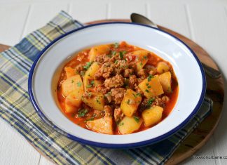 Carne tocată cu cartofi, ceapă și usturoi în stil gulaș – rețeta de mâncare simplă și rapidă Carne tocată cu cartofi, ceapă și usturoi - rețeta de mâncare simplă și rapidă de tocanita savori urbane