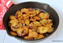 Cartofi nemțești rumeniți la tigaie rețeta de Bratkartoffeln Cartofi nemțești rumeniți la tigaie rețeta de Bratkartoffeln cu costita si ceapa savori urbane