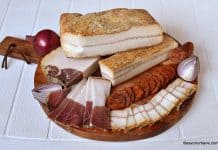 Cum se face slănină afumată în Ardeal și Banat? Rețeta tradițională de slană sau clisă (nu șuncă!) Cum se face slănina afumată în Ardeal și Banat Rețeta tradițională de slană sau clisă (nu șuncă) savori urbane