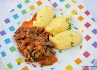 Tocăniță de ciuperci cu ceapă, usturoi, sos de roșii și soia cuburi – rețeta de post (vegană) tocanita de ciuperci cu ceapa sos de rosii si mamaliguta de post