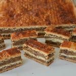 Prăjitura baigli la tavă (nu ruladă) – rețeta de prăjitură de casă cu foi fragede și nucă