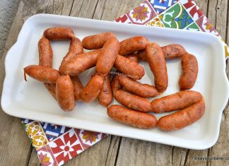 Cârnăciori de bere preparați acasa rețeta de cârnați picanți cu cimbru și usturoi Cârnăciori de bere preparați acasa rețeta de cârnați picanți savori urbane