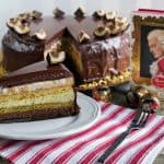 Tort Mozart cu ciocolată, alune, fistic, migdale și marțipan – rețeta de Mozarttorte