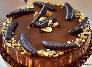 Tort cu mousse de banane, caramel, frișcă și blat din albușuri cu nucă de cocos – Tort Caribic Tort cu mousse de banane, caramel, frișcă și blat din albușuri cu nucă de cocos - Tort Caribic reteta savori urbane