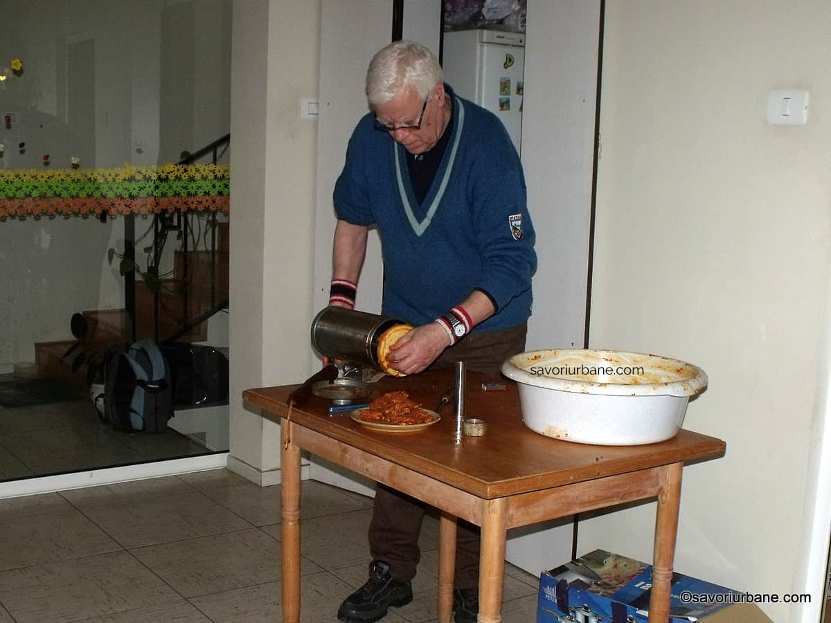 bunicul face carnati de casa la arad