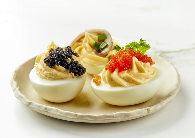 oua umplute decorate cu caviar icre negre rosii sau sardele