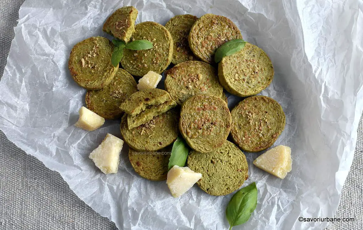 Biscuiți sărați cu pesto verde și parmezan - crackers în stil italian reteta savori urbane