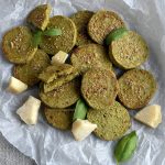 Biscuiți sărați cu pesto verde și parmezan – crackers în stil italian