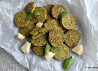 Biscuiți sărați cu pesto verde și parmezan – crackers în stil italian Biscuiți sărați cu pesto și parmezan - crackers în stil italian reteta savori urbane