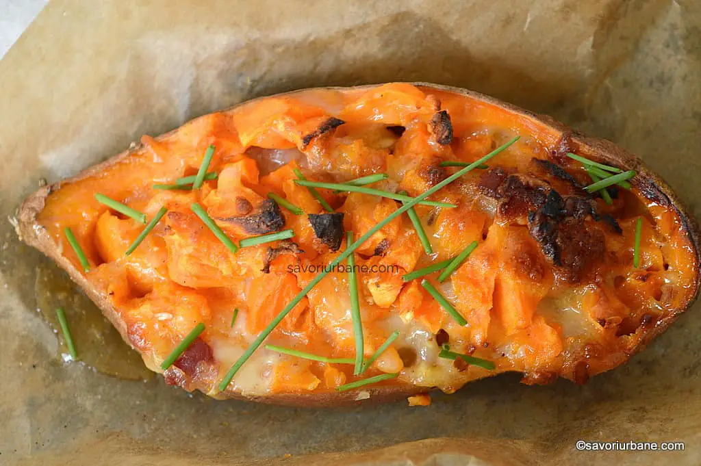 Cartofi dulci copți umpluți cu bacon, brânză și usturoi - la cuptor reteta savori urbane