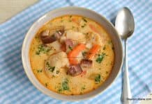 Ciorbă de conopidă cu smântână, cartofi și afumătură – în stil ardelenesc Ciorbă de conopidă cu smântână, cartofi și afumătură - în stil ardelenesc reteta savori urbane