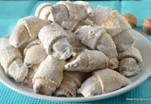 Cornulețe fragede cu untură și smântână umplute cu nucă, rahat sau magiun Cornulețe fragede cu untură și smântână umplute cu nucă, rahat sau magiun savori urbane