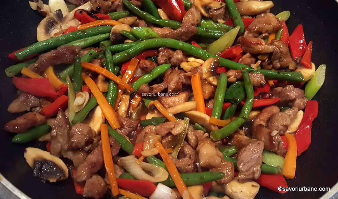 Mâncare chinezească la wok - rețeta de porc sau pui cu legume și alune savori urbane
