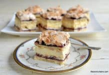 Prăjitura Pani Walewska cu bezea, cremă de vanilie și gem de fructe de pădure Prăjitura Pani Walewska cu bezea, cremă de vanilie și gem de fructe de pădure reteta savori urbane