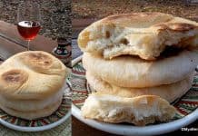 Turte pufoase la tigaie, la ceaun sau coapte pe lespede, plită – plăcinte simple de post Turte pufoase coapte pe plită, lespede, la ceaun sau la tigaie - plăcinte simple de post reteta savori urbane