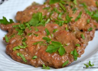 Escalop de porc cu sos cremos de ceapă și vin – felii de pulpă de porc la tigaie cum se face escalop din pulpa sau ceafa de porc cu sos de ceapa si vin alb