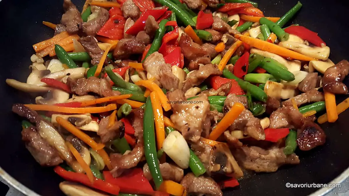 cum se face mancare chinezeasca la wok cu legume si carne sos soia ghimbir usturoi