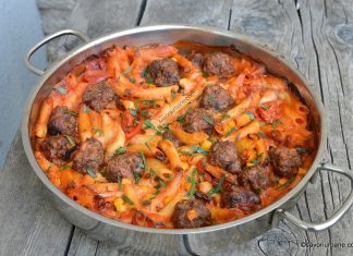 Chiftele în sos cremos de roșii cu mozzarella, porumb și paste – la cuptor Chiftele în sos cremos de roșii cu mozzarella și paste - la cuptor reteta savori urbane