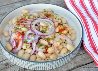 Salată de fasole boabe cu ceapă și dressing acrișor – de post Salată de fasole boabe cu ceapă și dressing acrișor - de post vegana reteta savori urbane