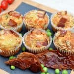Brioșe sărate cu bacon, cașcaval și mazăre verde – muffins aperitiv