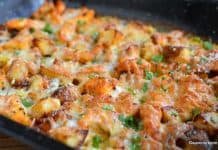 Cartofi la cuptor cu pui, cașcaval și smântână rețeta de caserolă gratinată reteta piept de pui cu cascaval la cuptor pe pat de cartofi aurii copti