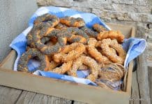 Covrigi cu susan sau mac – rețeta de covrigi crocanți de casă Covrigi cu susan sau mac - rețeta de covrigi crocanți de casă savori urbane