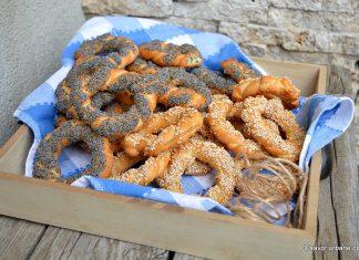 Covrigi cu susan sau mac – rețeta de covrigi crocanți de casă Covrigi cu susan sau mac - rețeta de covrigi crocanți de casă savori urbane