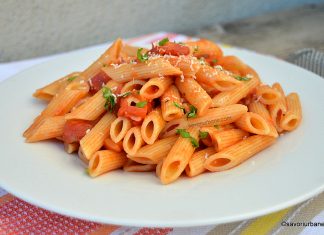 Penne all’arrabbiata rețeta autentică italiană de paste picante cu roșii și usturoi Penne all'arrabbiata rețeta autentică italiană de paste cu roșii și usturoi savori urbane