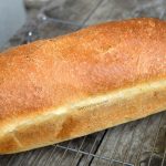 Pâine albă simplă și pufoasă coaptă în formă de cozonac (tip „cărămidă” sau toast)