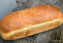 Pâine albă simplă și pufoasă coaptă în formă de cozonac (tip „cărămidă” sau toast) Pâine albă simplă coaptă în formă de cozonac - rețeta de pâine tip „cărămidă”savori urbane