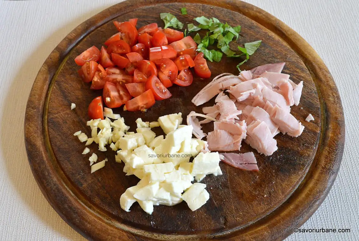 ingrediente sandvis cald sunca presata mozzarella rosii busuioc usturoi (2)