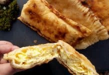 Brânzoaice prăjite la tigaie sau plăcinte umplute cu brânză dulce Brânzoaice prăjite la tigaie sau plăcinte umplute cu brânză dulce savori urbane