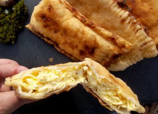 Brânzoaice prăjite la tigaie sau plăcinte umplute cu brânză dulce Brânzoaice prăjite la tigaie sau plăcinte umplute cu brânză dulce savori urbane