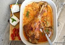 Friptură de miel cu usturoi, cimbru și vin alb – miel la cuptor Friptură de miel cu usturoi, cimbru și vin alb - miel la cuptor reteta savori urbane