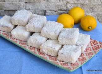 Prăjitura tăvălită cu lămâie – rețeta de cuburi pufoase și însiropate Prăjitura tăvălită cu lămâie - rețeta de cuburi pufoase și însiropate savori urbane