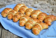 Cornuri cu cașcaval rețeta de cornuri de casă foarte pufoase și moi Cornuri cu cașcaval rețeta de cornuri de casă foarte pufoase și moi savori urbane