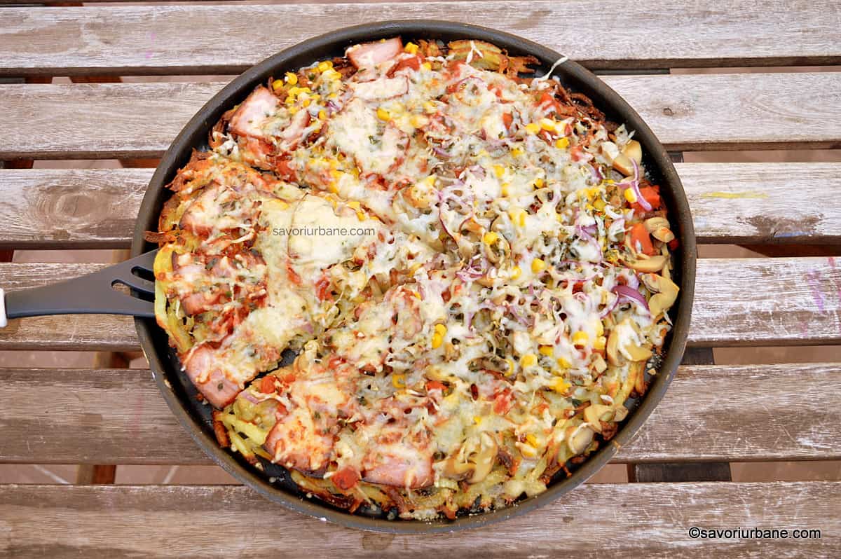 Pizza pe blat de cartofi rași prăjiți - Röstizza sau rețeta de potato crust pizza savori urbane