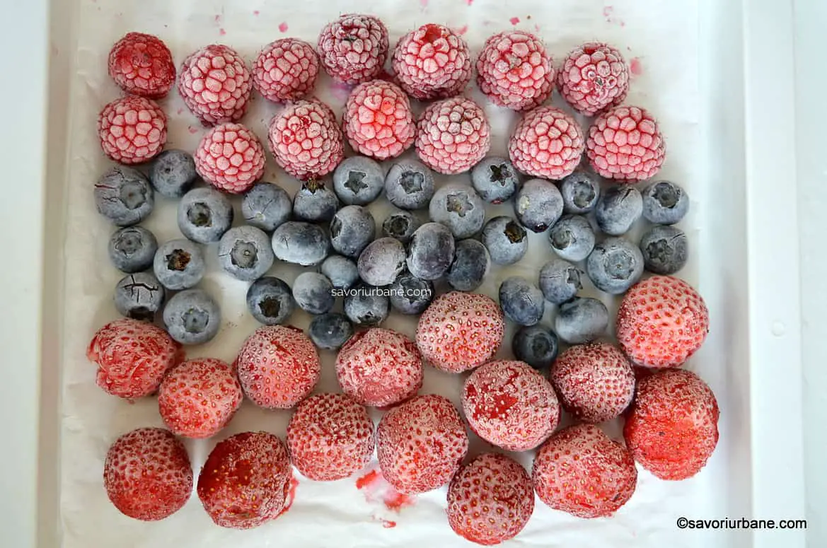 Cum se congelează căpșunile, zmeura sau alte fructe Fructe la congelator sau ladă reteta savori urbane