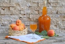 Caisată de casă tradițională – rețeta de lichior de caise Caisată de casă tradițională - rețeta de lichior de caise savori urbane