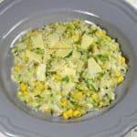 Orez cu dovlecei și porumb – rețeta de orez cremos cu legume și parmezan