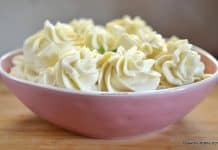 Cremă de ciocolată albă cu mascarpone și frișcă – cremă pentru tort, prăjituri, macarons reteta crema cu mascarpone si ciocolata alba savori urbane