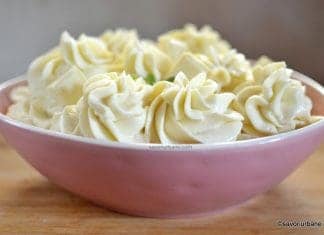 Cremă de ciocolată albă cu mascarpone și frișcă – cremă pentru tort, prăjituri, macarons reteta crema cu mascarpone si ciocolata alba savori urbane