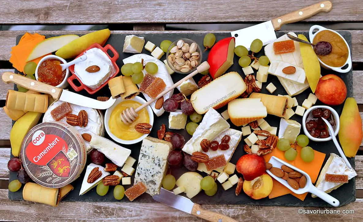 Cum se face un platou cu brânzeturi și fructe proaspete sau confiate savori urbane