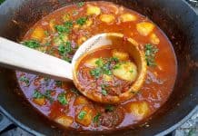 Gulaș de vită cu cartofi la ceaun – rețeta ardelenească Gulaș de vită cu cartofi la ceaun - rețeta ardelenească savori urbane