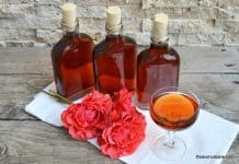 Lichior de trandafiri – rețeta de trandafirată de casă din petale de trandafir Lichior de trandafiri - rețeta de trandafirată de casă din petale de trandafir savori urbane