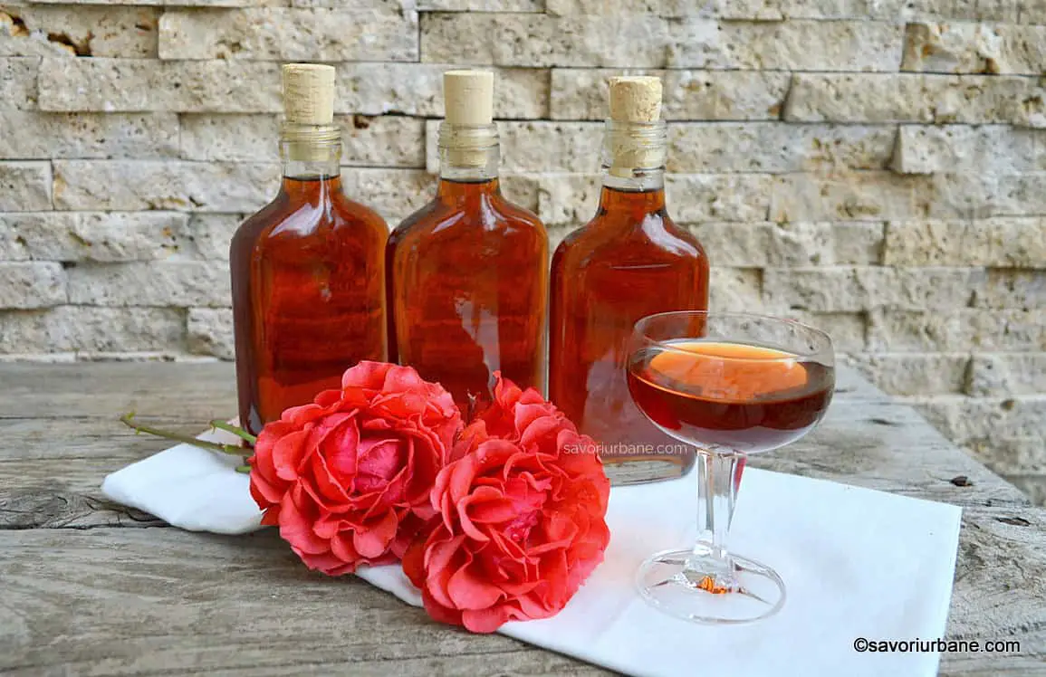 cum se face lichior de trandafiri sau trandafirata de casa cu alcool fara tuica rachiu