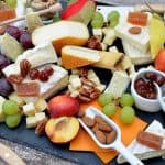 Cum se face un platou cu brânzeturi și fructe proaspete sau confiate?