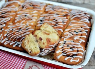 Melcișori cu dulceață și glazură – rețeta de melci pufoși din aluat cu iaurt Melcișori cu dulceață și glazură - rețeta de melci pufoși din aluat cu iaurt savori urbane